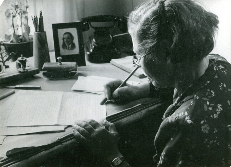 А.С. Бондина (1893-1976) за работой. Пишет воспоминания о писателе А.П. Бондине. 1952 год. 
