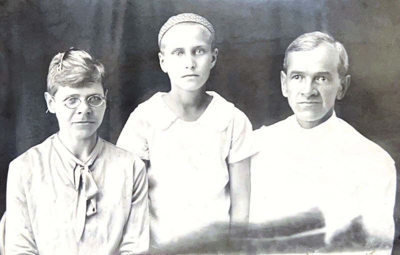 Алексей Петрович Бондин (1882-1939) со своей семьей. 1933 год.