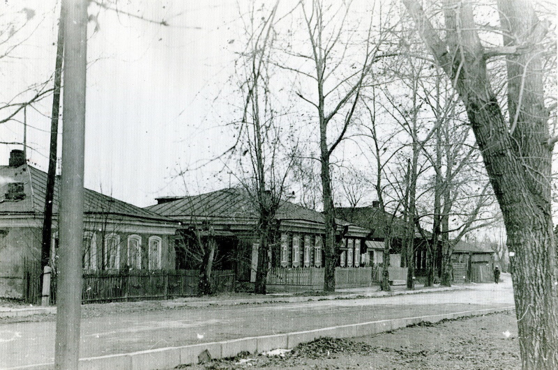 Н. Тагил, ул. Красноармейская. В центре дом-музей А.П. Бондина. 1982 год. 