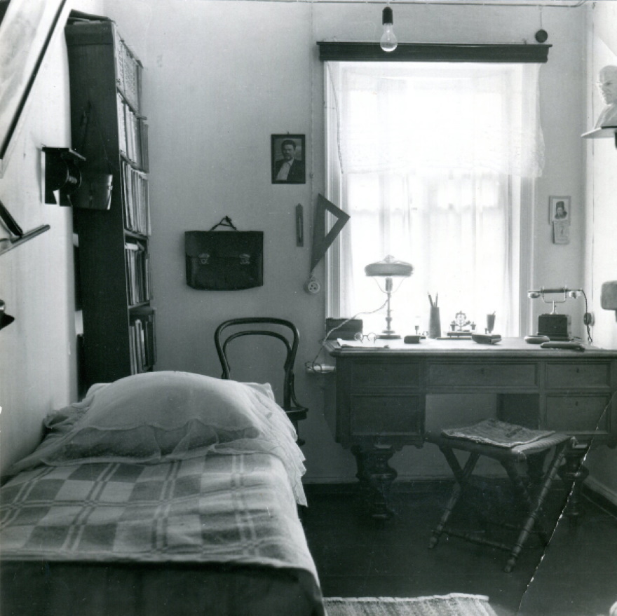 Рабочий кабинет писателя А.П. Бондина (1882-1939). 1972 год. 