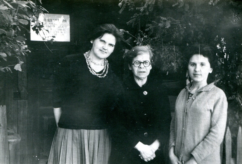 Студентки Нижнетагильского пединститута с А.С. Бондиной. 1966 г.