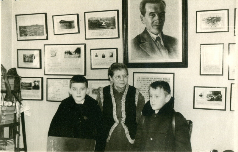 Учащиеся в музее А.П. Бондина с Александрой Самуиловной. 1969 год.