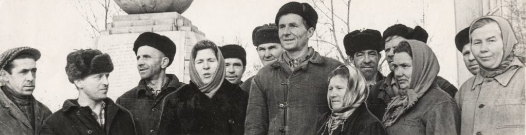 Бригада рабочих проводивших реконструкцию памятника В.И. Ленину. В центре - бригадир Иван Ильич Богданов. 1969 г.