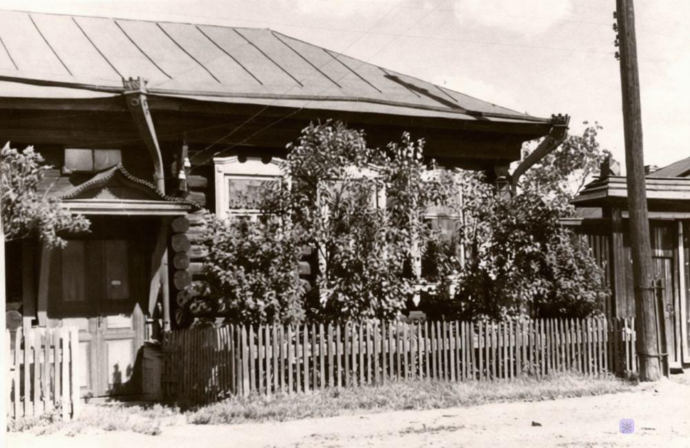 Дом по ул. Красноармейской, № 8, в котором в 1930-е гг. жил уральский писатель – рабочий А.П. Бондин.. Фото 1040-е гг