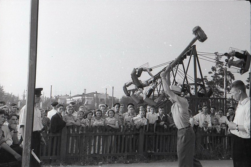 Из серии снимков «Парк НТМК». Аттракционы. 1960-70 гг. Автор снимка фотокорреспондент газеты «Тагильский рабочий» - Хренов Ю.А. 