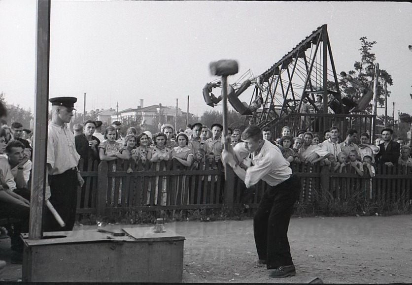 Из серии снимков «Парк НТМК». Аттракционы. 1960-70 гг. Автор снимка фотокорреспондент газеты «Тагильский рабочий» - Хренов Ю.А. 