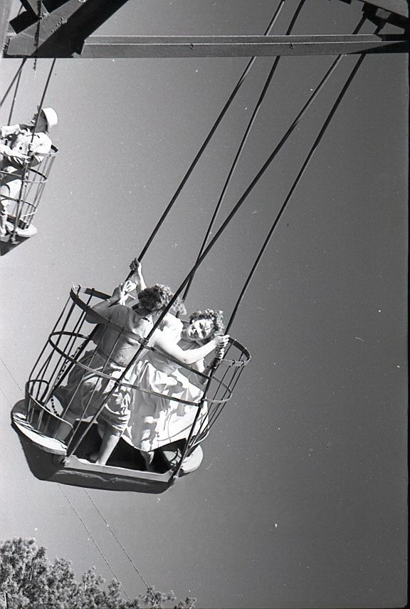 Из серии снимков «Парк НТМК». Аттракционы. 1960-70 гг. Автор снимка фотокорреспондент газеты «Тагильский рабочий» - Хренов Ю.А.