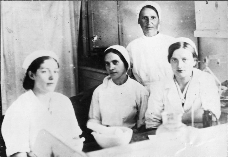 Медицинский персонал госпиталя №2551. Слева Марта Николаевна Зеленская. Фото музея школы № 18.