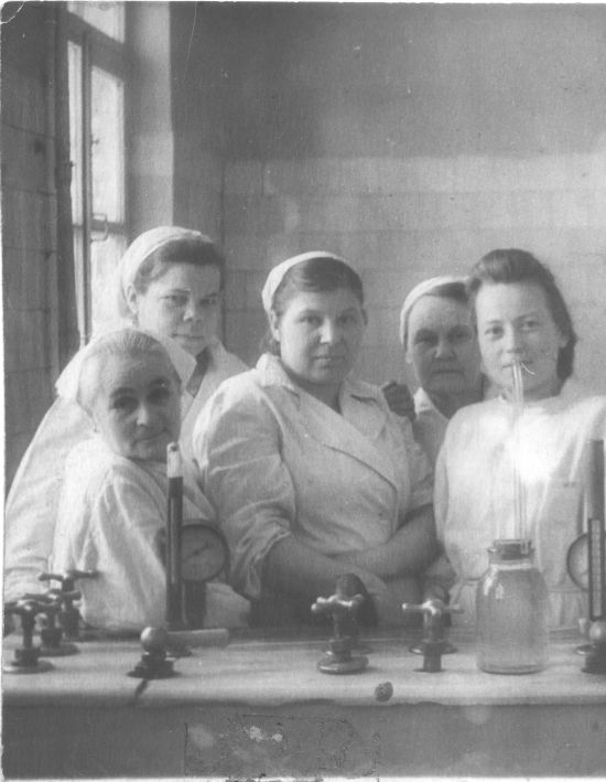 Медперсонал госпиталя №2551. Массажистка Попова. Врач Добролюбова 1943 г. Фото музея школы № 18.