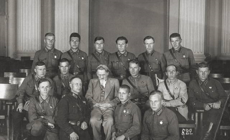 Награждение. 1940 г. Москва, Кремль, Свердловский зал. Кедун И.К. в нижнем ряду крайний слева.