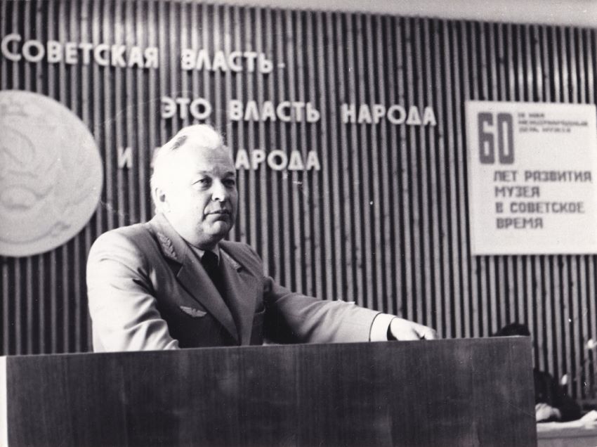 Нижний Тагил. 60-лет историко-революционному музею. М.П. Шапошников выступает на торжественном заседании. 1984 г. Архив НТГИА.
