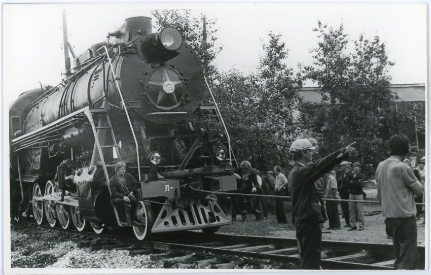 Нижний Тагил. Движение паровоза к месту пьедестала. 1983 г. Архив НТГИА.