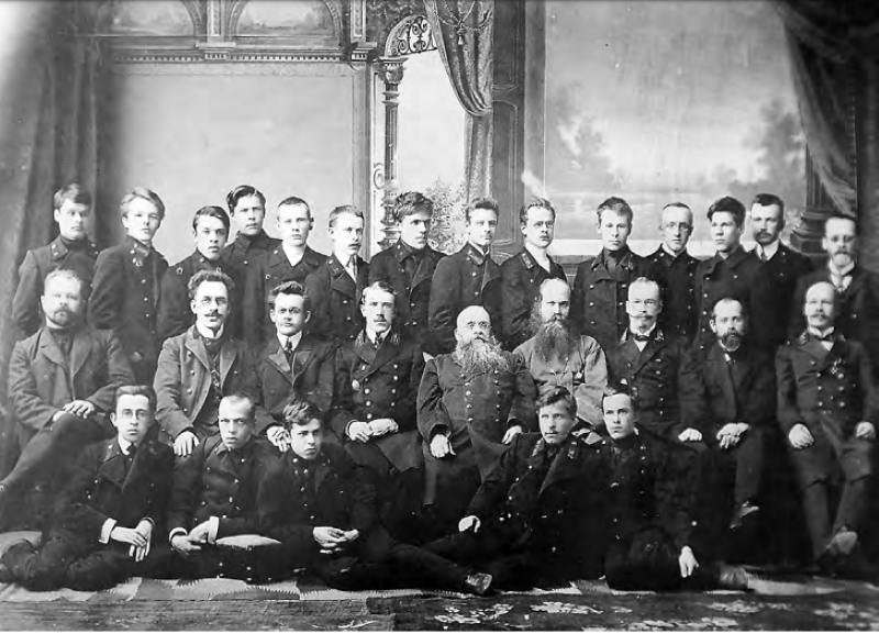 Выпускники Нижнетагильского горнозаводского училища с инспектором Н.И.Кларком (в центре)