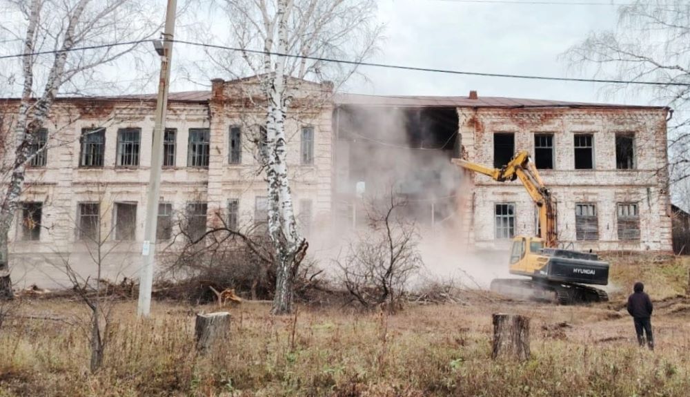Снос исторического здания первой в поселке Черноисточинск средней школы. Фото группы Тагильский край
