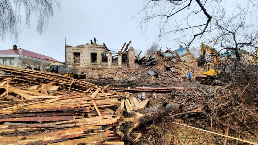 Снос исторического здания первой в поселке Черноисточинск средней школы. Фото группы Тагильский край