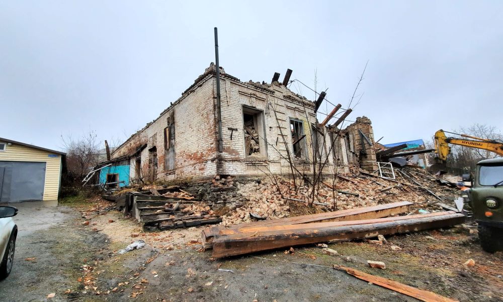 Снос исторического здания первой в поселке Черноисточинск средней школы. Фото группы Тагильский край
