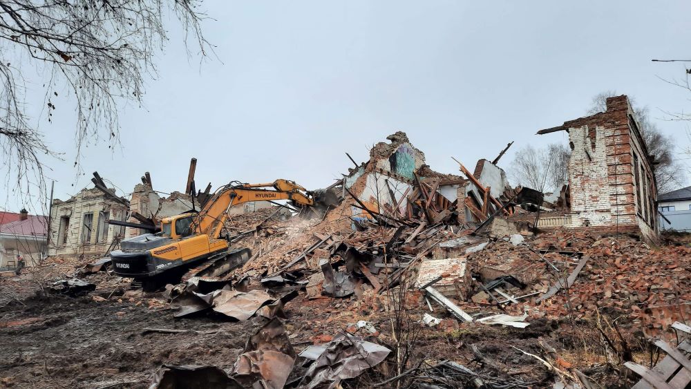 Снос исторического здания первой в поселке Черноисточинск средней школы. Фото группы Тагильский край