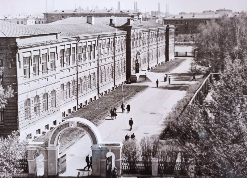Здание Горно-металлургического техникума 1972 год.