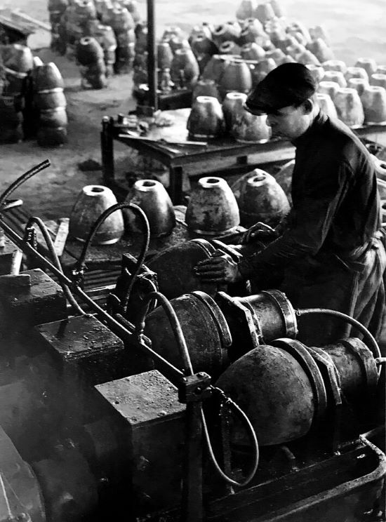 УВЗ Производство авиационных бомб. 1940-е годы. Архив музея УВЗ.