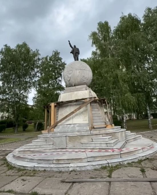 В Нижнем Тагиле начали работу по восстановлению памятника В.И. Ленину.