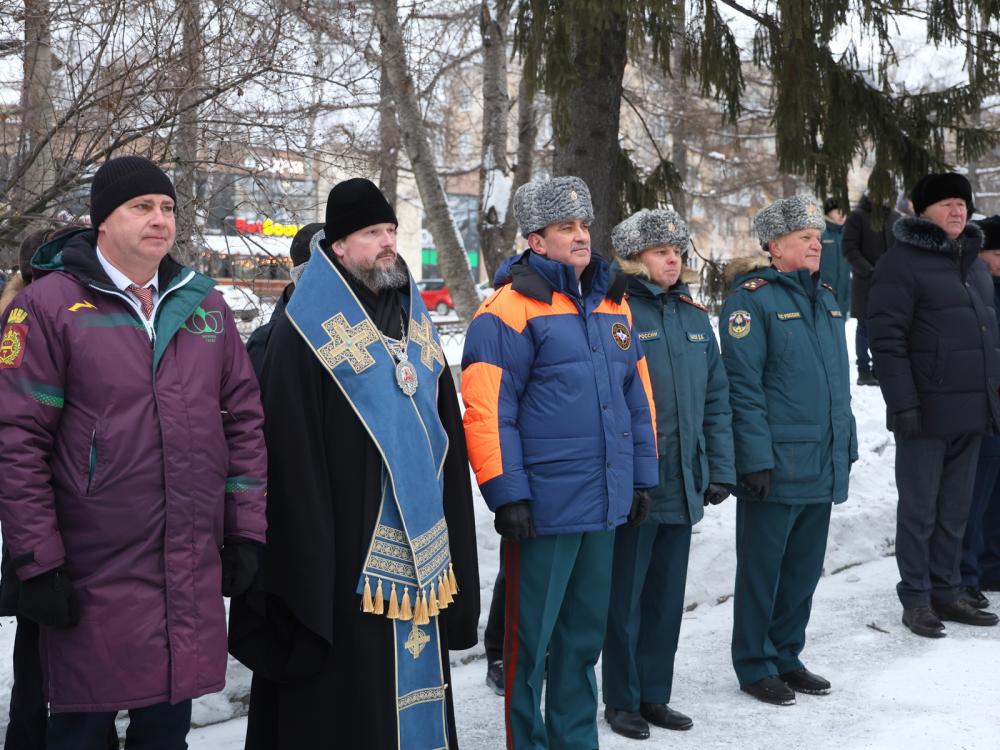 В Нижнем Тагиле открыт памятник пожарным и спасателям. Фото Сергея Казанцева.