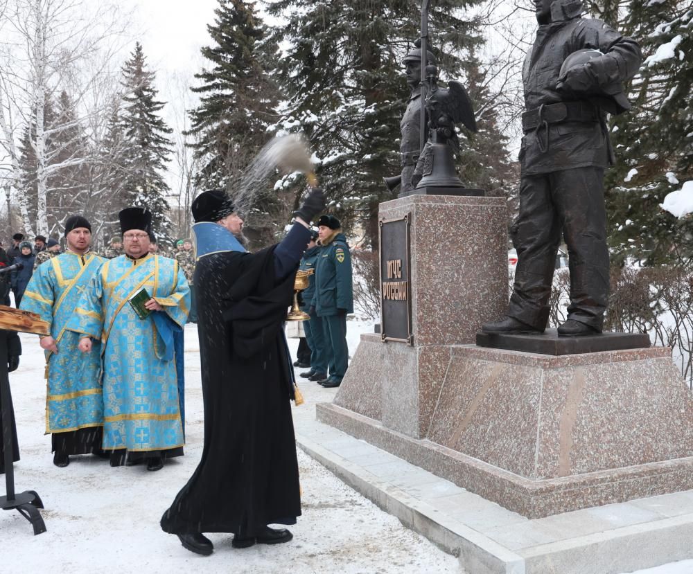 В Нижнем Тагиле открыт памятник пожарным и спасателям. Фото Сергея Казанцева.