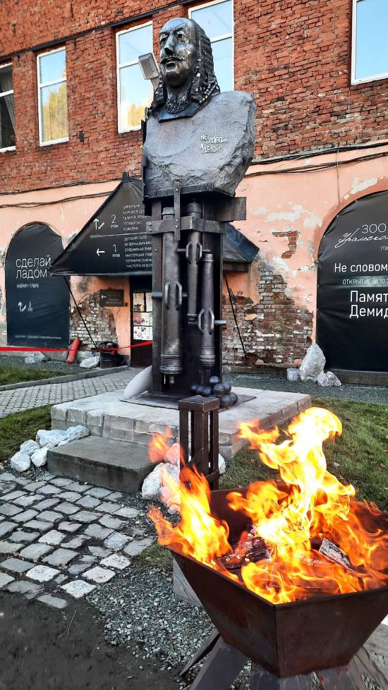 В поселке Черноисточинск открыли памятник заводчику Акинфию Демидову. Фото Одноклассники "Тагильский Край"