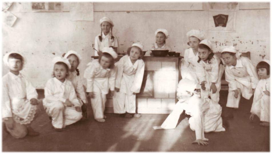 Выступление учащихся школы № 18 в госпитале № 2551. 1942 год. Фото музея школы № 18.