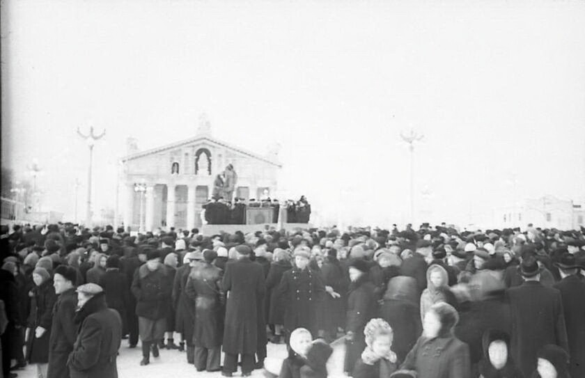 Открытие памятника изобретателям первого в России паровоза Мирону и Ефиму Черепановым Фото Хренов Ю.А. Архив "Музей-заповедник "Горнозаводской Урал"