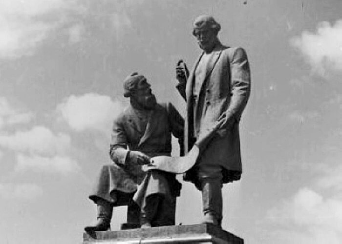 Памятник Черепановым Изначально в правой руке механика Мирона Черепанова был циркуль 