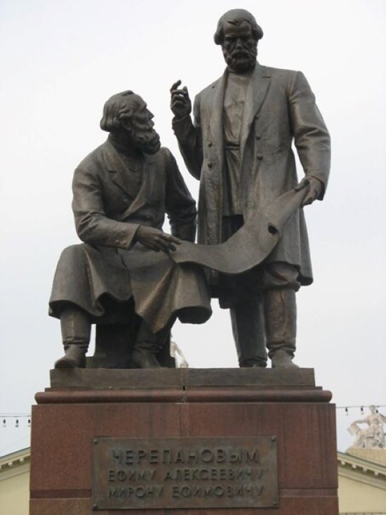Памятник Черепановым Изначально в правой руке механика Мирона Черепанова был циркуль 