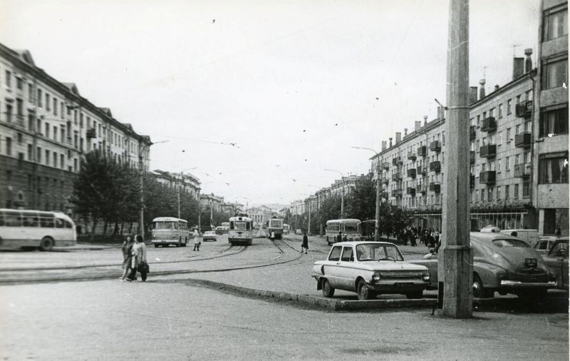 Перекрёсток пр. Ленина - ул. Садовая. Дом быта "Эра"