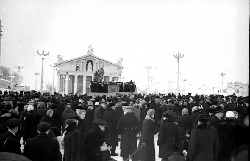 Открытие памятника изобретателям первого в России паровоза Мирону и Ефиму Черепановым Фото Хренов Ю.А. Архив "Музей-заповедник "Горнозаводской Урал"