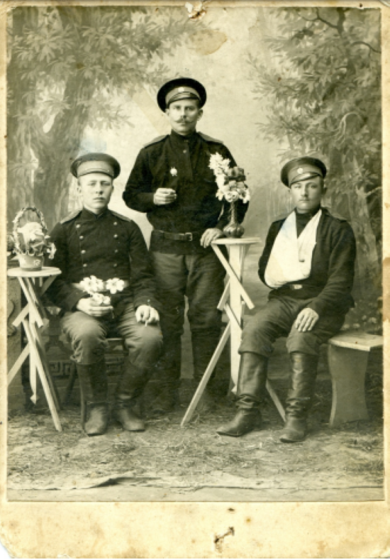 Фото 1. Неизвестные раненые солдаты (из коллекции Н. А. Щекотова)